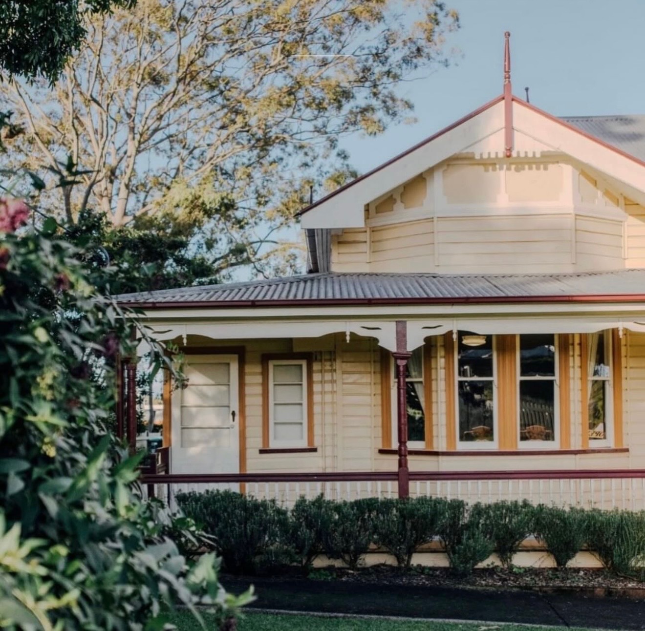 The Federal heritage cottage porch